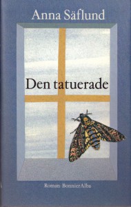 Omslag: Den tatuerade